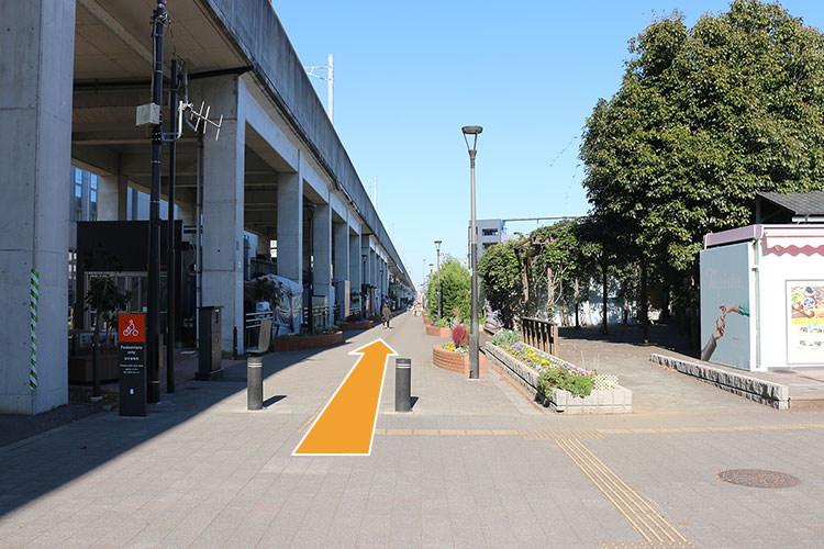 電車の高架沿いを直進します