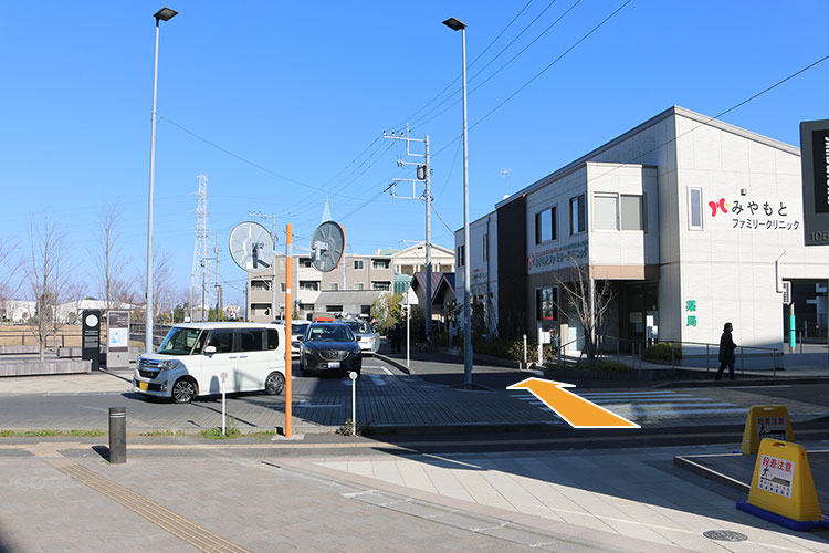 突き当りの横断歩道を渡ります